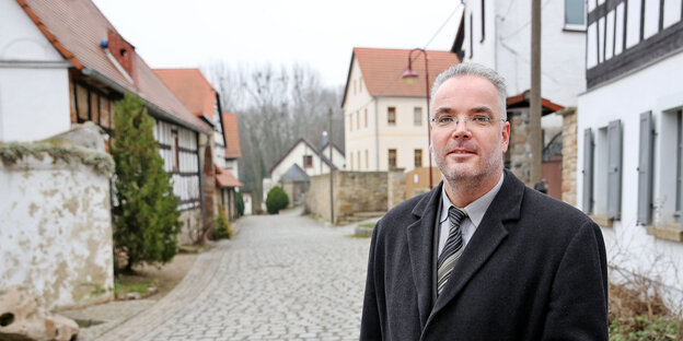 ein mann steht auf einer straße ein mann steht auf einer straße