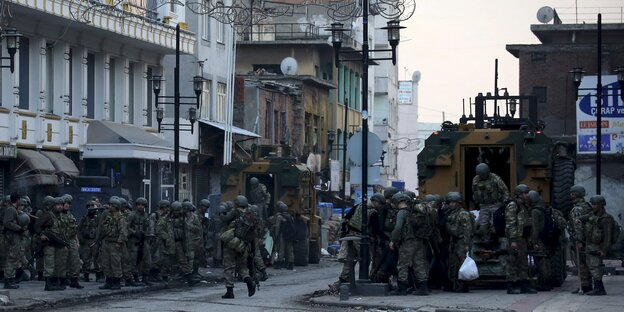 viele Soldaten stehen auf einer Straße viele Soldaten stehen auf einer Straße