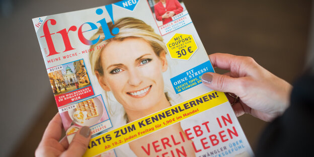 Hände halten ein Magazin