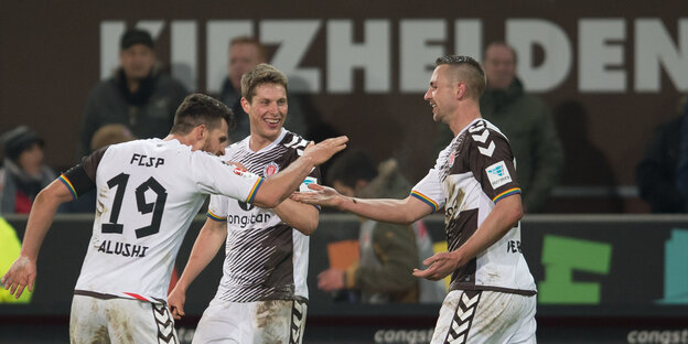 St. Pauli-Stürmer John Verhoek klatscht nach seinem Tor mit Enis Alushi ab, Daniel Buballa steht daneben und lacht. St. Pauli-Stürmer John Verhoek klatscht nach seinem Tor mit Enis Alushi ab, Daniel Buballa steht daneben und lacht.