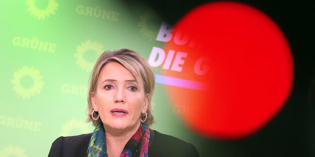 Simone Peter, Parteivorsitzende der Grünen, vor einer grünen Wand mit dem Parteilogo. Simone Peter, Parteivorsitzende der Grünen, vor einer grünen Wand mit dem Parteilogo.
