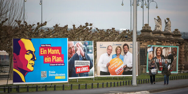 Wahlplakate nebeneinander an einer Straße Wahlplakate nebeneinander an einer Straße