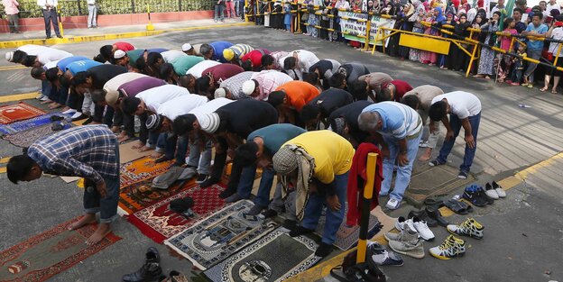 Muslime beten auf der Straße Muslime beten auf der Straße