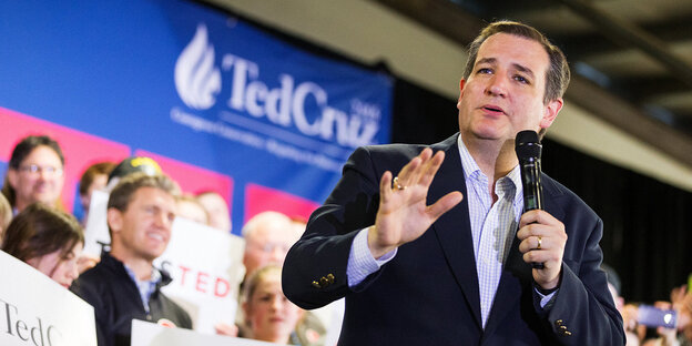 Ted Cruz mit Mikrofon in der Hand, im Hintergrund ein Logo seiner Wahlkampagne Ted Cruz mit Mikrofon in der Hand, im Hintergrund ein Logo seiner Wahlkampagne