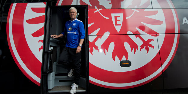Ein Mann steigt aus einem Buss mit großem Eintracht-Frankfurt-Logo Ein Mann steigt aus einem Buss mit großem Eintracht-Frankfurt-Logo