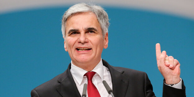 Österreichs Bundeskanzler Werner Faymann mit erhobenen Zeigenfinder. Österreichs Bundeskanzler Werner Faymann mit erhobenen Zeigenfinder.