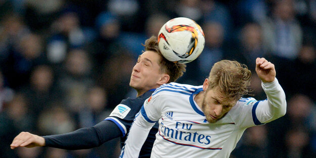 Hamburgs Aaron Hunt (r) und Berlins Niklas Stark versuchen mit dem Kopf an den Ball zu kommen. Hamburgs Aaron Hunt (r) und Berlins Niklas Stark versuchen mit dem Kopf an den Ball zu kommen.