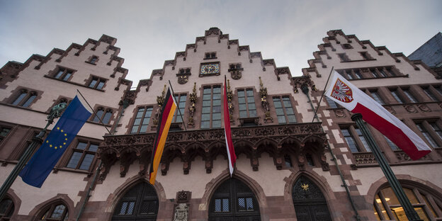 Das zur Kommunalwahl mit Fahnen geschmückte Rathaus Römer in Frankfurt am Main Das zur Kommunalwahl mit Fahnen geschmückte Rathaus Römer in Frankfurt am Main