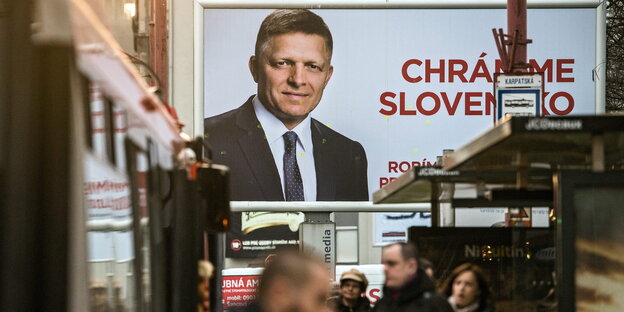 Wahlplakat mit Robert Fico in städtischer Umgebung Wahlplakat mit Robert Fico in städtischer Umgebung
