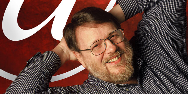 Ray Tomlinson liegt auf einem at-Zeichen Ray Tomlinson liegt auf einem at-Zeichen