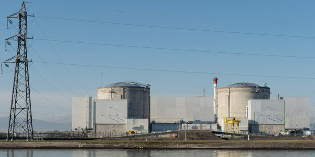 Das Atomkraftwerk Fessenheim in Frankreich, im Vordergrund ist Wasser zu sehen.