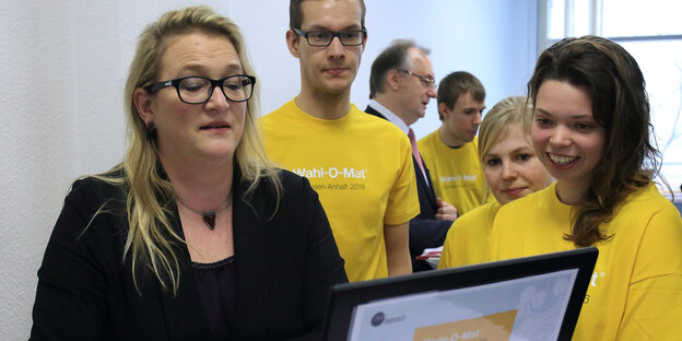SPD-Kandidatin Katrin Budde steht mit mehreren Jugendlichen vor einem Laptop- SPD-Kandidatin Katrin Budde steht mit mehreren Jugendlichen vor einem Laptop-