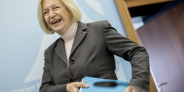 Johanna Wanka mit Aktenmappe unterm Arm Johanna Wanka mit Aktenmappe unterm Arm