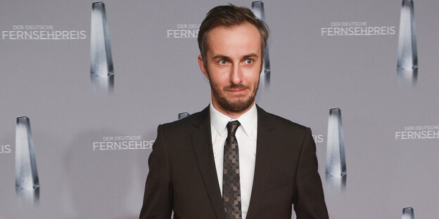 Ein Mann mit Bart, es ist Jan Böhmermann Ein Mann mit Bart, es ist Jan Böhmermann