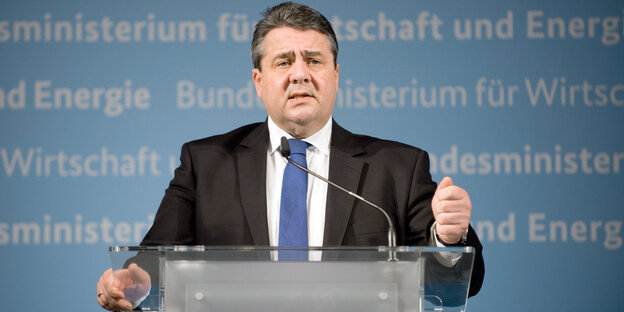 Sigmar Gabriel steht vor einem Mikrofon Sigmar Gabriel steht vor einem Mikrofon