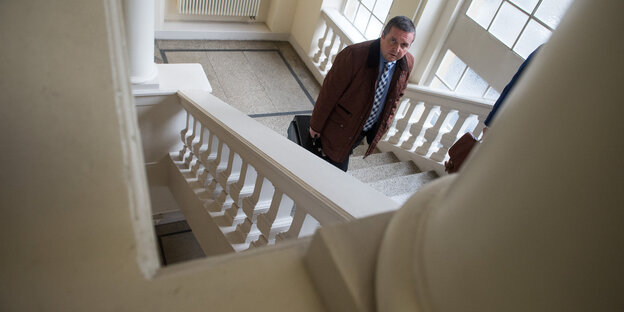 Stefan Mappus geht eine Treppe hoch und schaut in die Kamera Stefan Mappus geht eine Treppe hoch und schaut in die Kamera