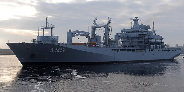 Kriegsschiff auf dem Wasser Kriegsschiff auf dem Wasser