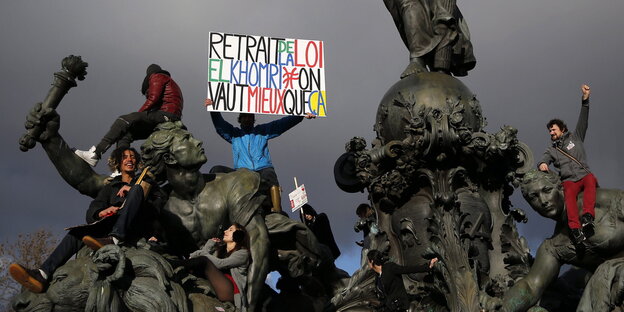 Protestler klettern auf Statuen am Platz der Nation in Paris Protestler klettern auf Statuen am Platz der Nation in Paris