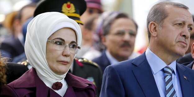 Eine Frau mit Kopftuch neben einem Mann im Anzug, es ist das Ehepaar Erdogan Eine Frau mit Kopftuch neben einem Mann im Anzug, es ist das Ehepaar Erdogan