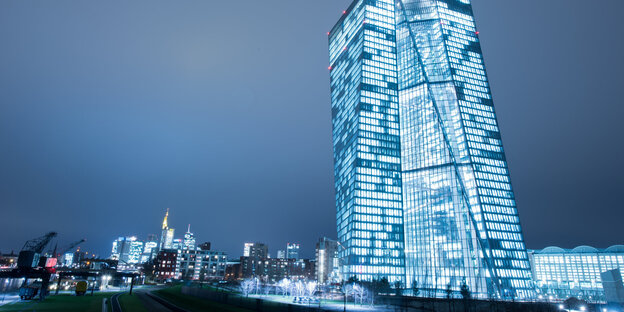 Ein erleuchtetes Hochhaus Ein erleuchtetes Hochhaus
