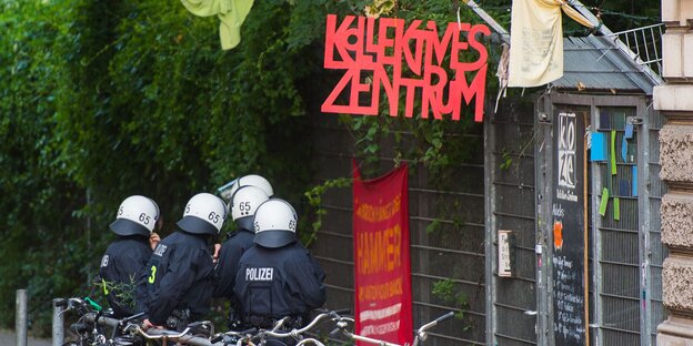 Polizisten vor einem Gebäudeeingang Polizisten vor einem Gebäudeeingang
