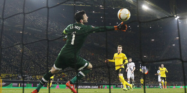 Tottenhams Torhüter kann den von Marco Reus getretenen Ball nicht halten Tottenhams Torhüter kann den von Marco Reus getretenen Ball nicht halten