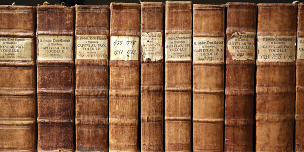 Alte Bücher in einer Reihe Alte Bücher in einer Reihe