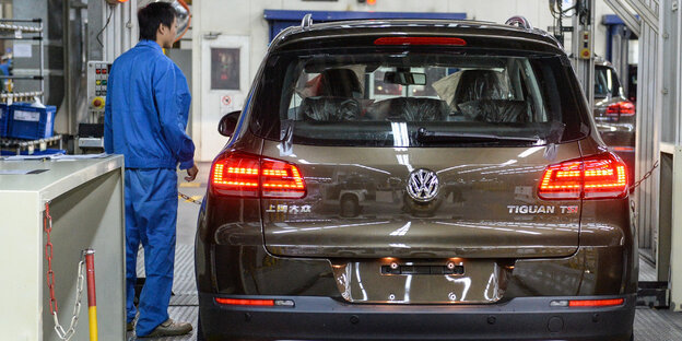 Ein VW Tiguan in einer Werkstatt Ein VW Tiguan in einer Werkstatt