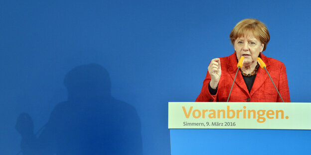 Bundeskanzlerin Angela Merkel hinter einem Rednerpult Bundeskanzlerin Angela Merkel hinter einem Rednerpult