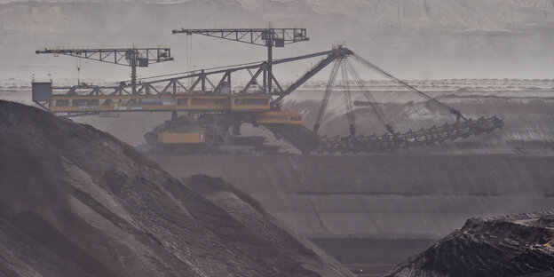 Abraumhalden im Braunkohletagebau, im Mittelpunkt ein gigantischer Braunkohlebagger Abraumhalden im Braunkohletagebau, im Mittelpunkt ein gigantischer Braunkohlebagger