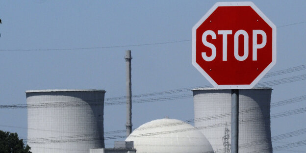 Das Kernkraftwerk Biblis hinter einem Stop-Schild Das Kernkraftwerk Biblis hinter einem Stop-Schild