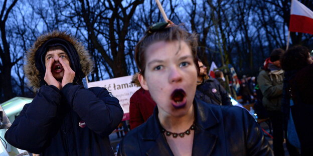 Demonstranten rufen etwas