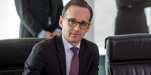 Ein Mann im Anzug und mit Brille, es ist Heiko Maas Ein Mann im Anzug und mit Brille, es ist Heiko Maas