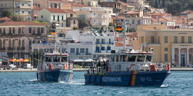 Zwei Boote im Wasser, im Hintergrund Festland Zwei Boote im Wasser, im Hintergrund Festland