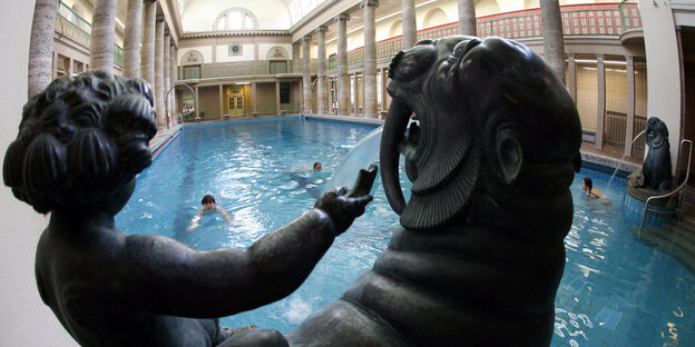 Ein Seelöwe aus Stein vor dem Becken Ein Seelöwe aus Stein vor dem Becken