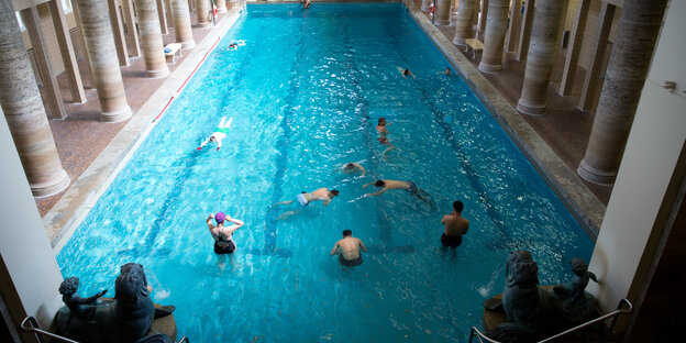Ein Becken mit Menschen im Stadtbad Neukölln Ein Becken mit Menschen im Stadtbad Neukölln