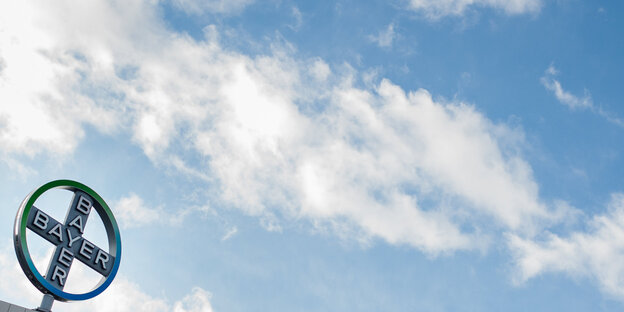 Bayer-Logo vor Himmel mit Wolken