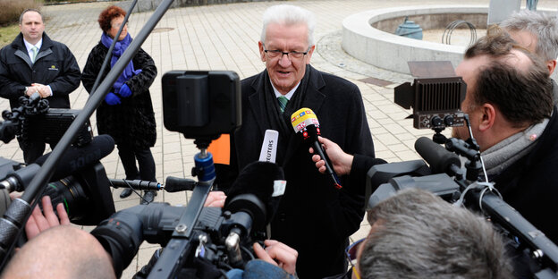 Winfried Kretschmann vor Journalisten und Mikrofonen Winfried Kretschmann vor Journalisten und Mikrofonen