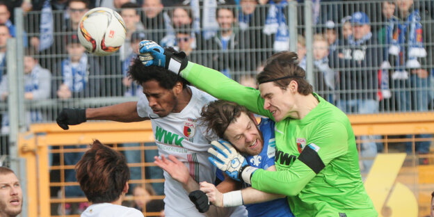 Peter Niemeyer ist zwischen gegnerischen Spielern beim Sprung eingequetscht. Peter Niemeyer ist zwischen gegnerischen Spielern beim Sprung eingequetscht.