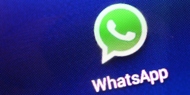 Auf einem Bildschirm ist das grüne Logo von WhatsApp zu sehen. Auf einem Bildschirm ist das grüne Logo von WhatsApp zu sehen.