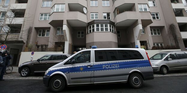 Ein Van der Polizei vor einem grauen Kreuzberger Mietshaus Ein Van der Polizei vor einem grauen Kreuzberger Mietshaus