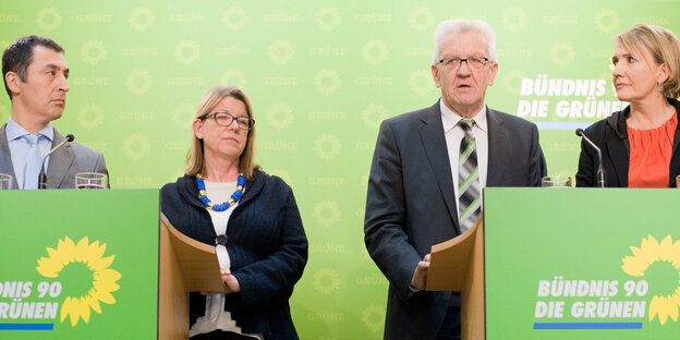 Cem Özdemir, Claudia Dalbert, Winfried Kretschmann und Simone Peter stehen in einer Reihe. Cem Özdemir, Claudia Dalbert, Winfried Kretschmann und Simone Peter stehen in einer Reihe.