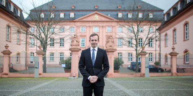 Volker Wissing steht vor dem Mainzer Landtag