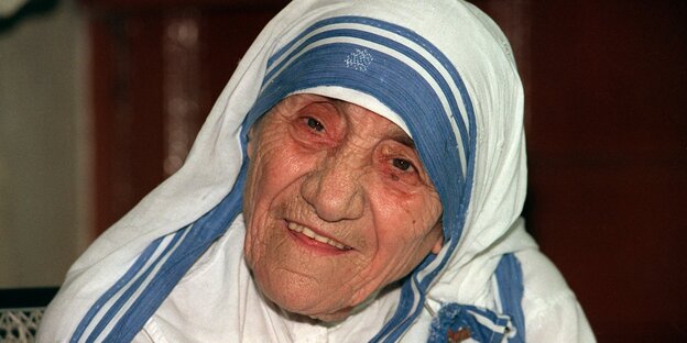 Eine alte Frau mit einem Blau-weißen Kopftuch und Gewand. Eine alte Frau mit einem Blau-weißen Kopftuch und Gewand.