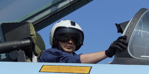 Russischer Pilot im Cockpit eines Kampfflugzeugs Russischer Pilot im Cockpit eines Kampfflugzeugs