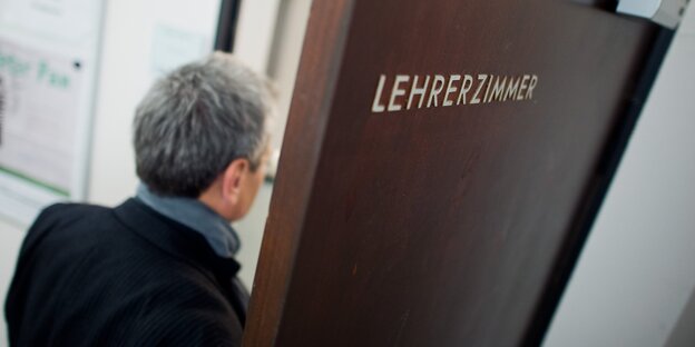 Lehrer vor Lehrerzimmer Lehrer vor Lehrerzimmer