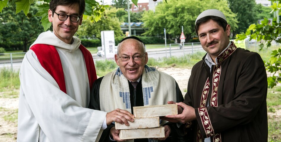 The house of one in berlin drei religionen bauen gemeinsam