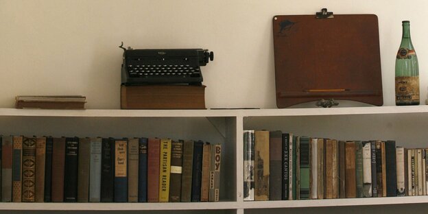 Ein regal mit Büchern und einer Schreibmaschine Ein regal mit Büchern und einer Schreibmaschine