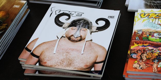 Die gedruckte der Zeitschrift Vice liegt auf dem Tisch. Auf dem Cover ein behaarter Mann mit Wikingerhelm Die gedruckte der Zeitschrift Vice liegt auf dem Tisch. Auf dem Cover ein behaarter Mann mit Wikingerhelm