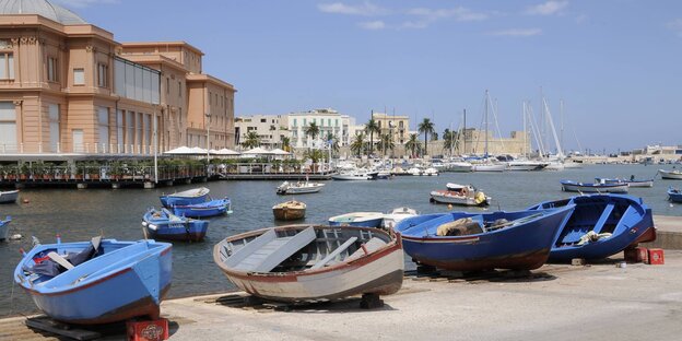 Im Hafen von Bari liegen mehrere kleine Boote unter blauem Himmel Im Hafen von Bari liegen mehrere kleine Boote unter blauem Himmel